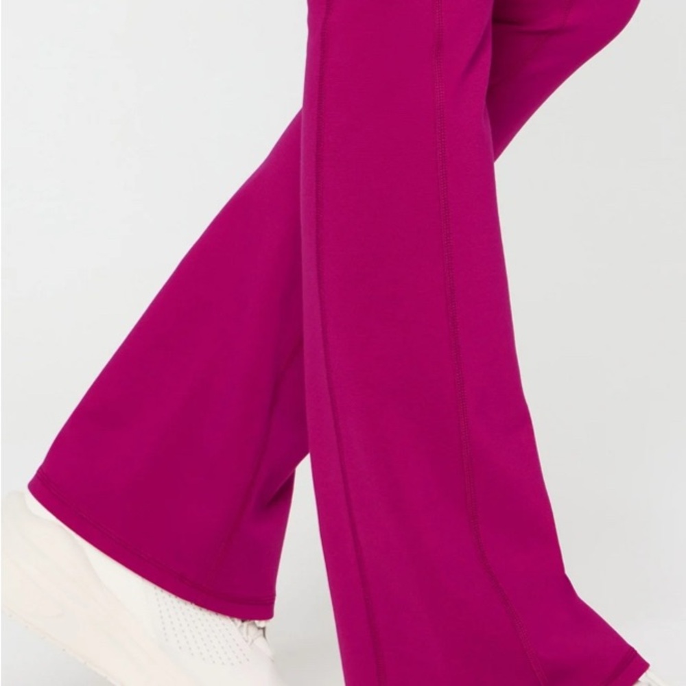2 Pieces FABLETICS StretchTech™ Kick Flare Scrub Legging & Top. Size: M - Picture 7 of 16